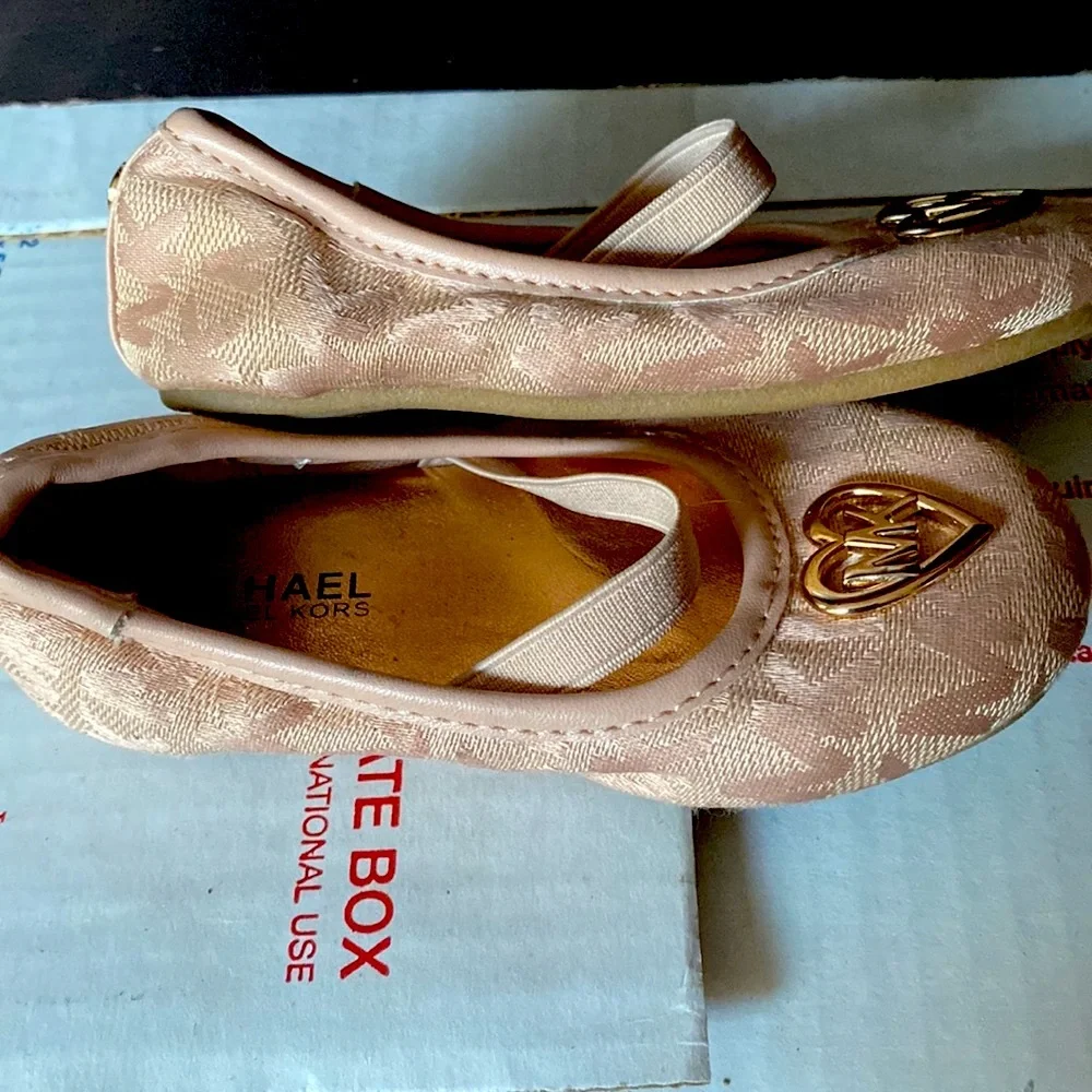 Michael Kors Size 6 Girls Flats - Picture 3 of 3